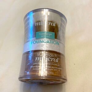 True match mineral L’Oréal it looks dark but it is nude being foundation